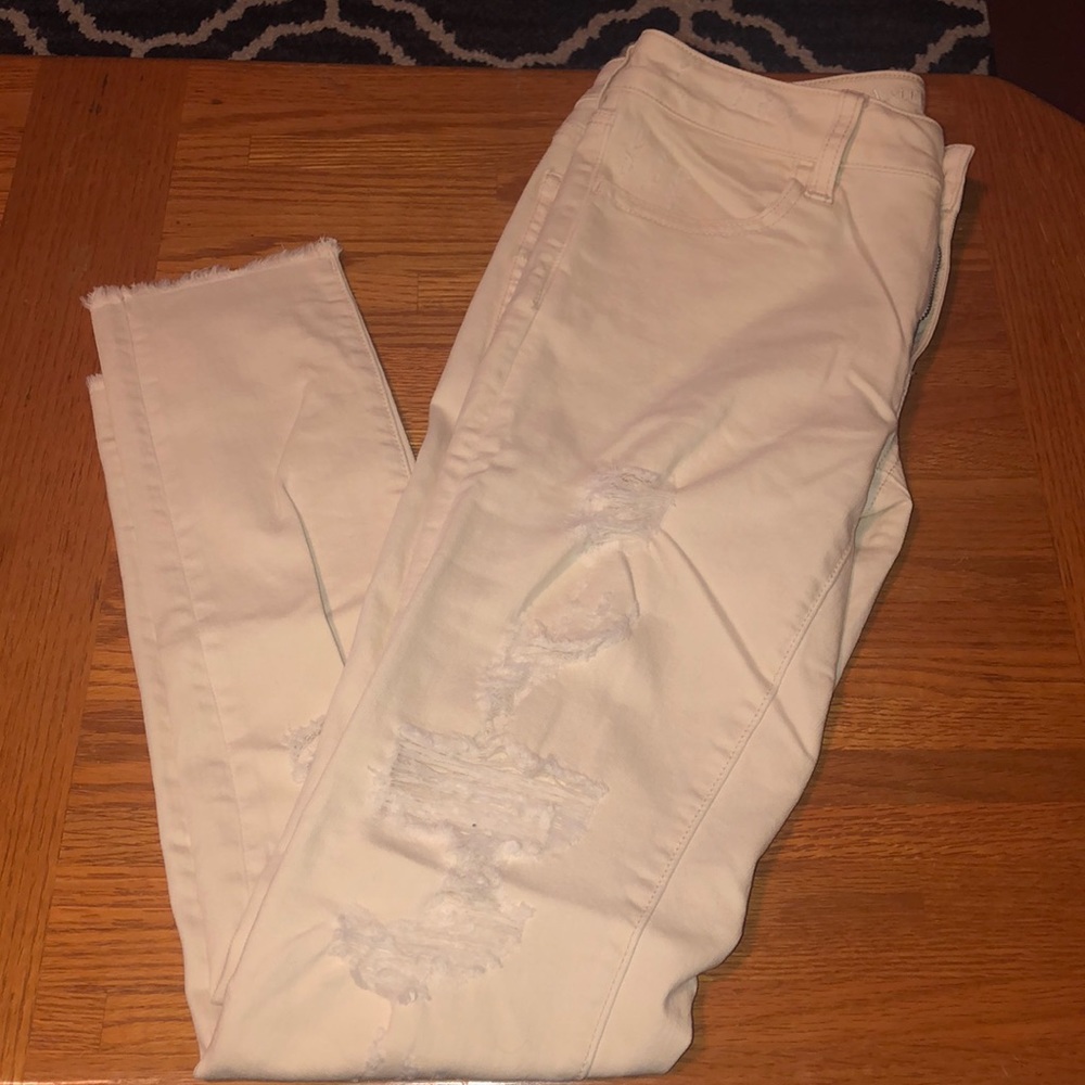 AMERICAN EAGLE cream distressed Jegging